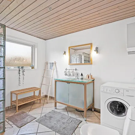 In With 2 Bedrooms And Internet *